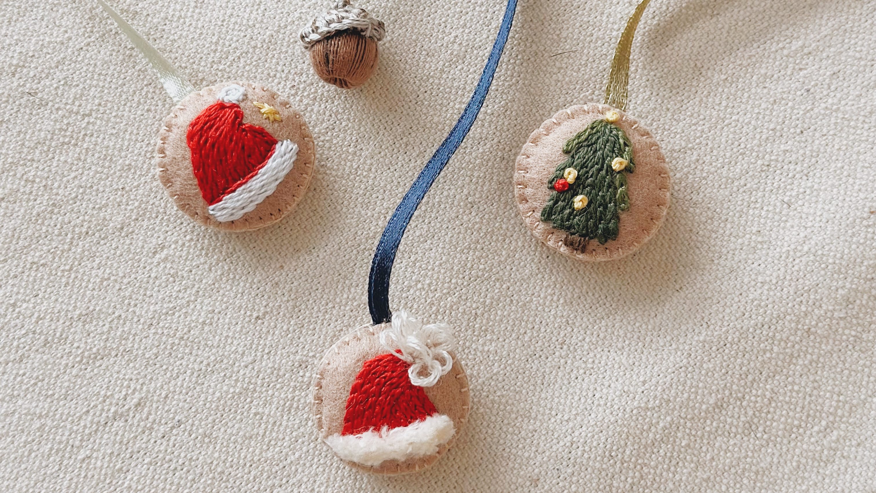 刺繡技法說明：(左)聖誕帽：輪廓繡、十字繡，(中)聖誕帽：鎖鏈繡、土耳其絨毛繡，(右)聖誕樹：鎖鏈繡、法式結粒繡繡